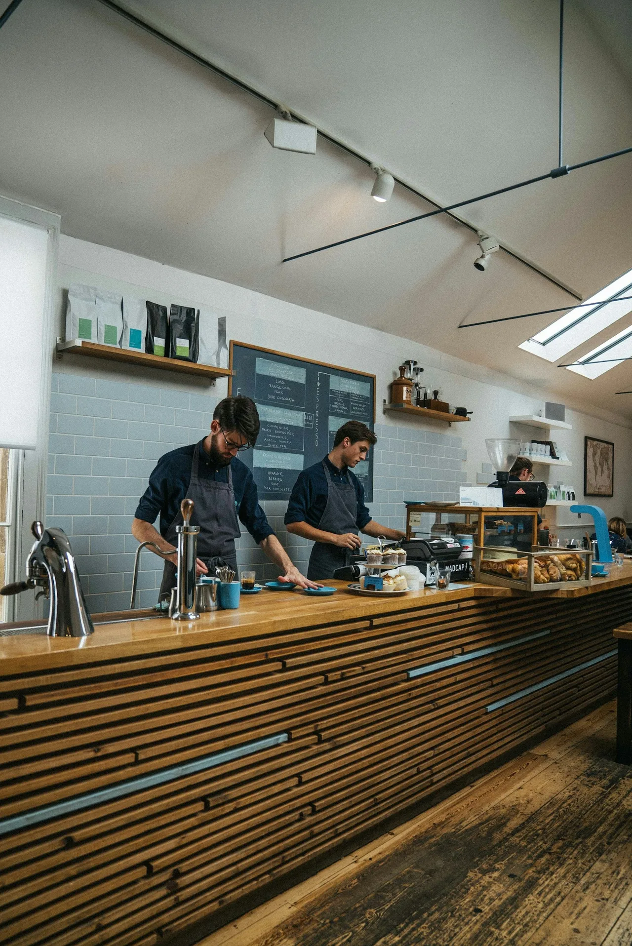 Baristas travaillant au comptoir d’un café