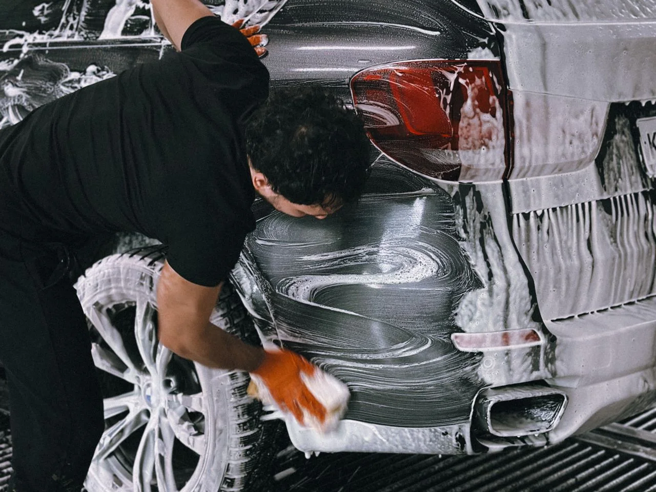 Extérieur d’une voiture nettoyé au savon