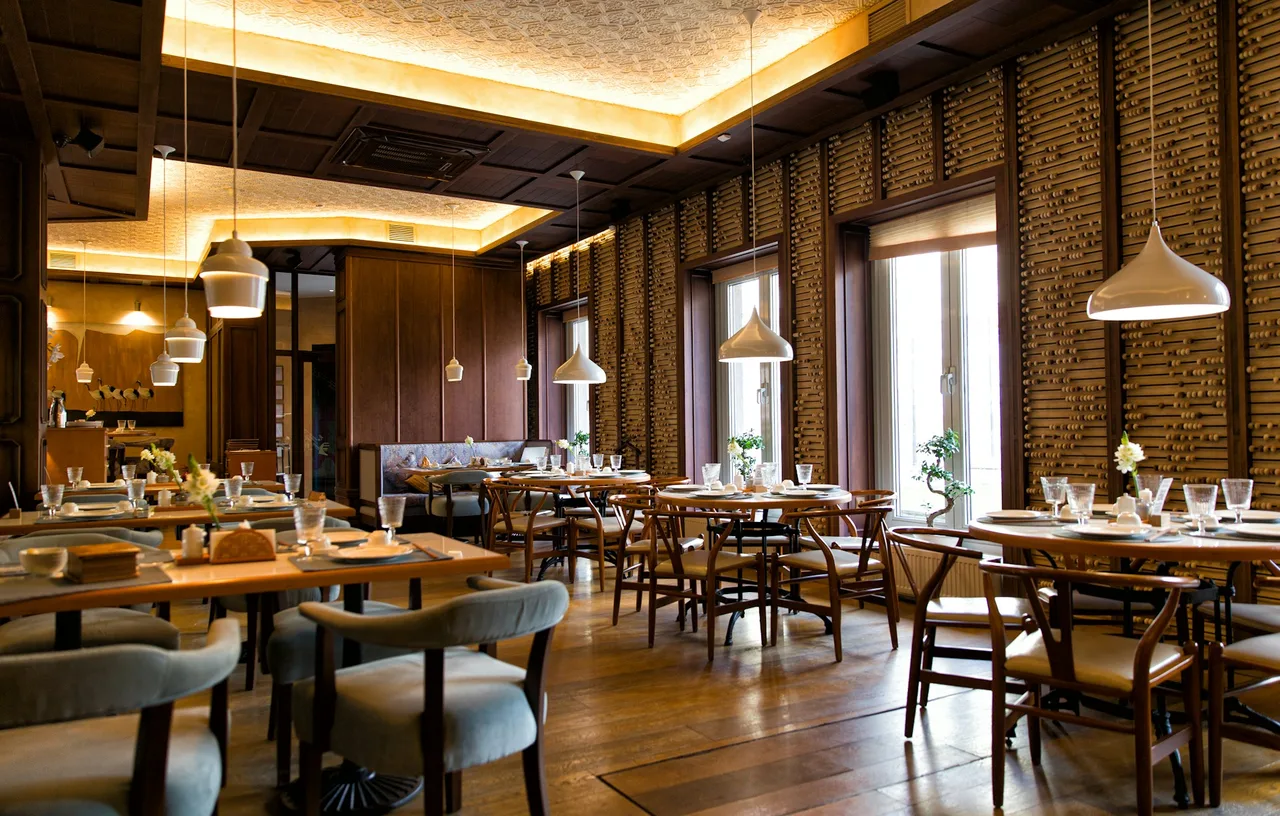 Bar & pub