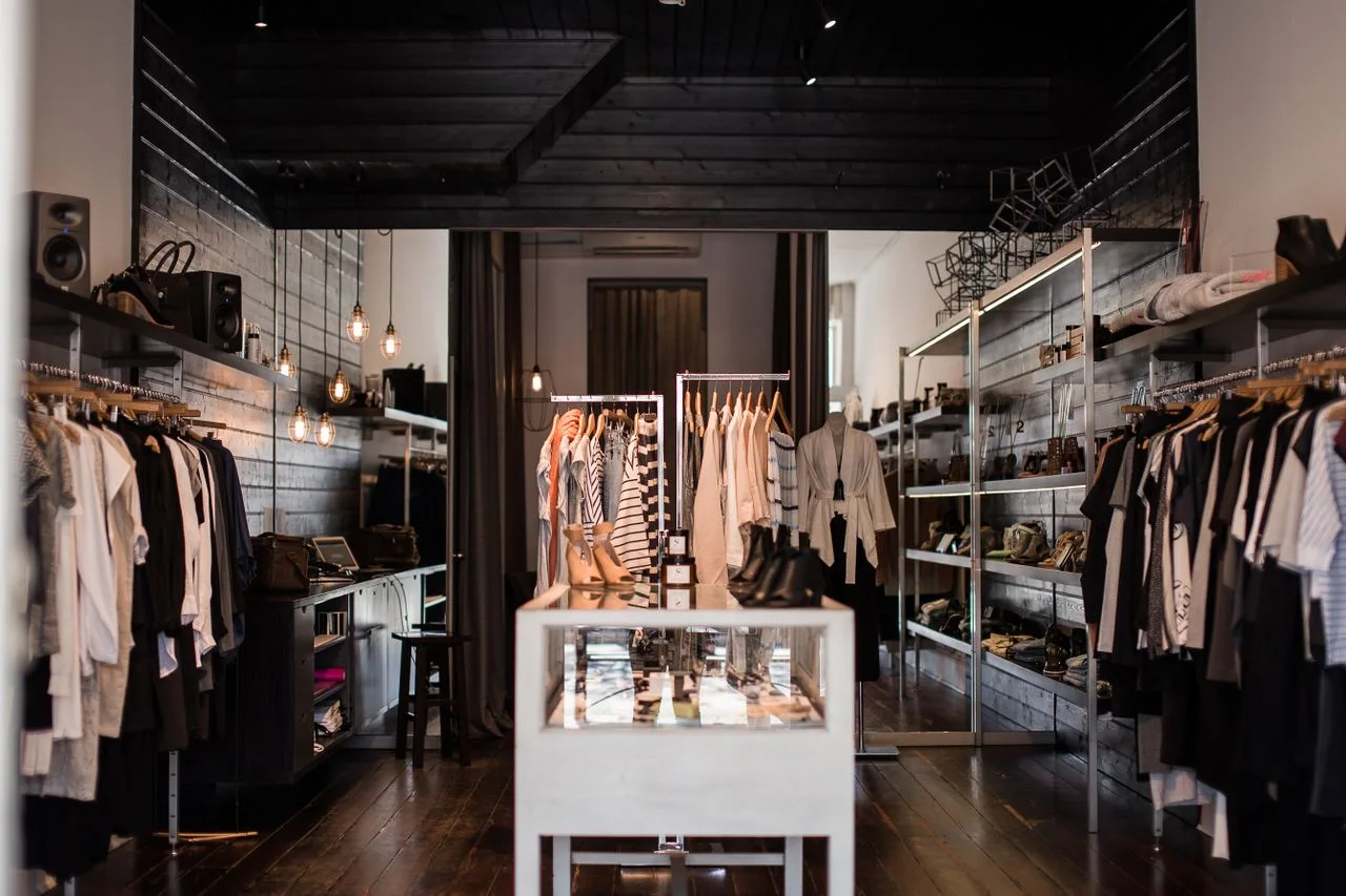 Abiti esposti in una boutique